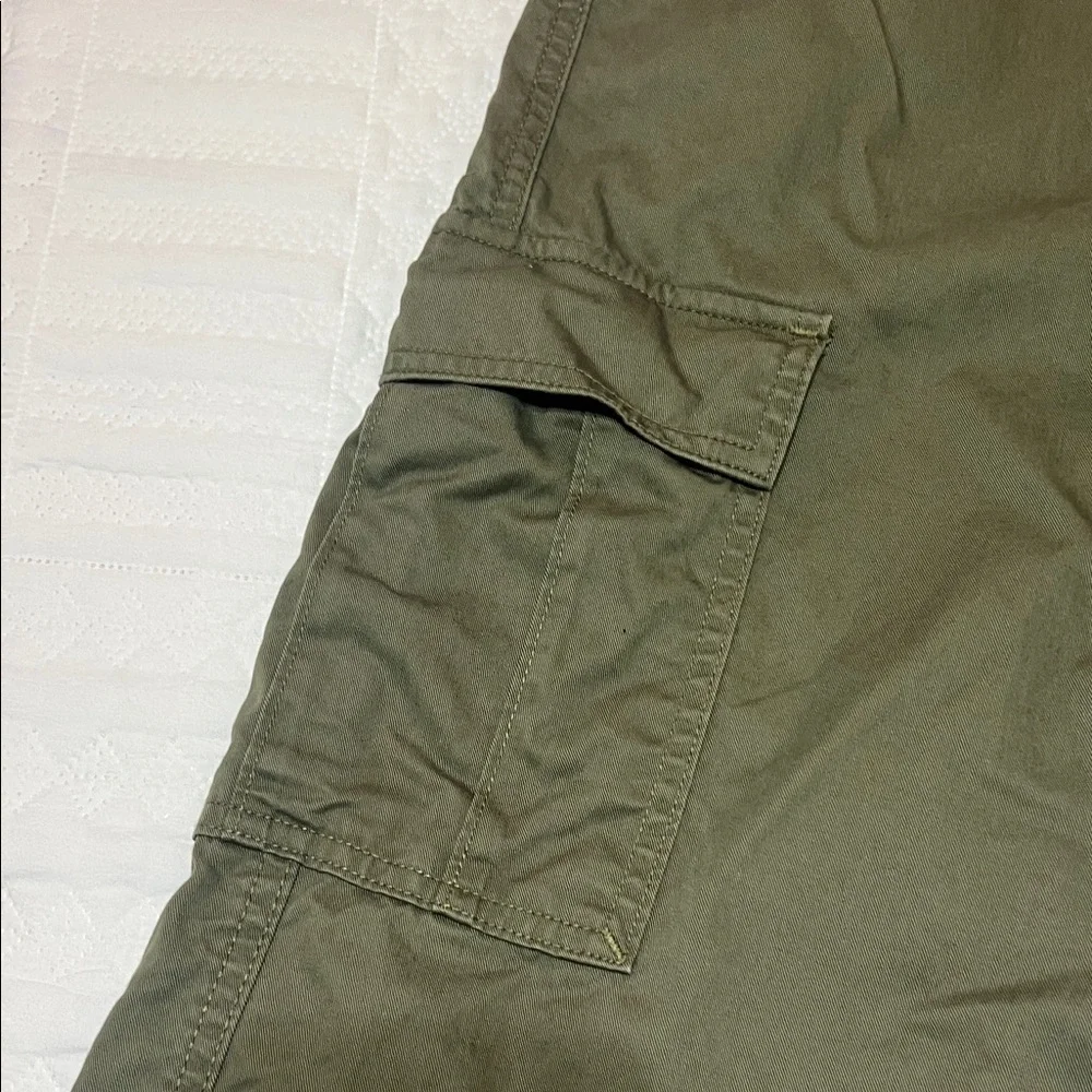 Levi's Women's Olive Straight Cargo Pants - Picture 4 of 11
